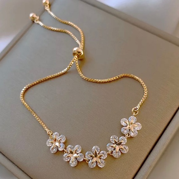 Flower bracelet - Picture 2 of 2